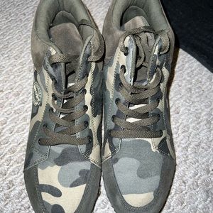 Camouflage wedge shoe